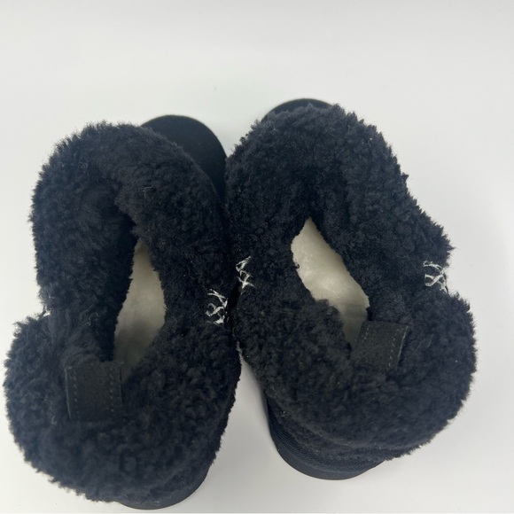 UGG Classic Ultra Mini Braid Boots
Size 7 - Picture 6 of 9